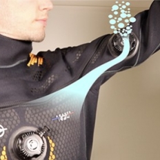Use the automatic purge of a Beuchat Drysuit