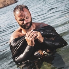 How to put on a spearfishing wetsuit?